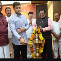 Dr. Shrikant Shinde MP lighting the Bhadradeepam at WMF Maharashtra State Council's Onam celebrations. Chief Guest Shri. Jayaraj Warrier, MLA Shri Rajesh More, WMF Maharashtra State Council Patron Dr. Oommen David, and President Dr. Roy John Mathew were present.